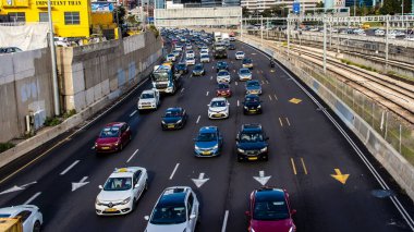 Tel Aviv, İsrail 10 Ocak 2024 Tel Aviv 'e giden otoyolda ağır araba trafiği. İsrail 'in sembolik ve sembolik şehri Tel Aviv' de trafik hala yoğun.