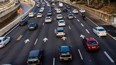 Tel Aviv, İsrail 10 Ocak 2024 Tel Aviv 'e giden otoyolda ağır araba trafiği. İsrail 'in sembolik ve sembolik şehri Tel Aviv' de trafik hala yoğun.