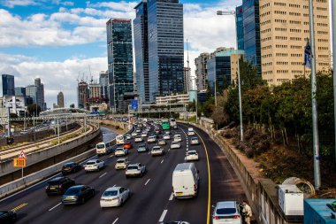 Tel Aviv, İsrail 10 Ocak 2024 Tel Aviv 'e giden otoyolda ağır araba trafiği. İsrail 'in sembolik ve sembolik şehri Tel Aviv' de trafik hala yoğun.