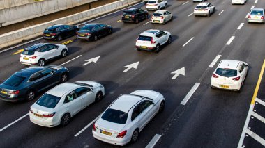 Tel Aviv, İsrail 10 Ocak 2024 Tel Aviv 'e giden otoyolda ağır araba trafiği. İsrail 'in sembolik ve sembolik şehri Tel Aviv' de trafik hala yoğun.