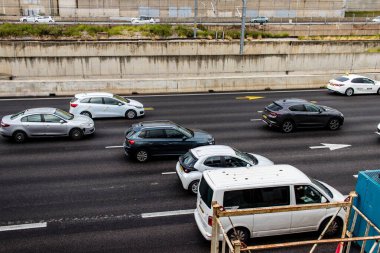 Tel Aviv, İsrail 10 Ocak 2024 Tel Aviv 'e giden otoyolda ağır araba trafiği. İsrail 'in sembolik ve sembolik şehri Tel Aviv' de trafik hala yoğun.