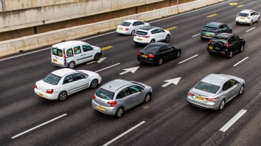 Tel Aviv, İsrail 10 Ocak 2024 Tel Aviv 'e giden otoyolda ağır araba trafiği. İsrail 'in sembolik ve sembolik şehri Tel Aviv' de trafik hala yoğun.