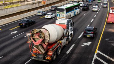 Tel Aviv, İsrail 10 Ocak 2024 Tel Aviv 'e giden otoyolda ağır araba trafiği. İsrail 'in sembolik ve sembolik şehri Tel Aviv' de trafik hala yoğun.