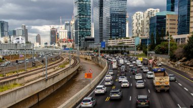 Tel Aviv, İsrail 10 Ocak 2024 Tel Aviv 'e giden otoyolda ağır araba trafiği. İsrail 'in sembolik ve sembolik şehri Tel Aviv' de trafik hala yoğun.