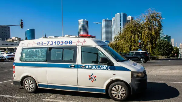 Tel Aviv, İsrail, 25 Şubat 2024 İsrail ambulansı İsrail 'in simgesel ve simgesel bir şehri olan Tel Aviv sokaklarında ilerliyor.