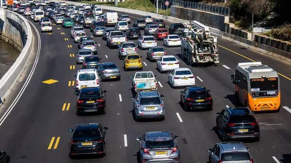 Tel Aviv, İsrail, 25 Şubat 2024 Tel Aviv otoyolunda araç trafiği. İsrail 'in sembolik ve sembolik şehri Tel Aviv' de trafik hala yoğun.