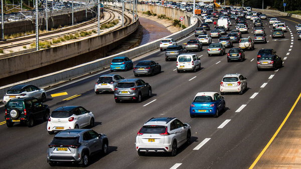 Тель-Авив, Израиль, 19 февраля 2024 года Автомобильное движение по Тель-Авивскому шоссе. Движение в Тель-Авиве, знаковом и символическом городе Израиля, по-прежнему тяжелое.