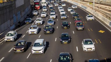 Tel Aviv, İsrail 10 Ocak 2024 Tel Aviv 'e giden otoyolda ağır araba trafiği. İsrail 'in sembolik ve sembolik şehri Tel Aviv' de trafik hala yoğun.