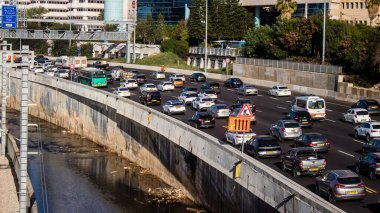 Tel Aviv, İsrail 10 Ocak 2024 Tel Aviv 'e giden otoyolda ağır araba trafiği. İsrail 'in sembolik ve sembolik şehri Tel Aviv' de trafik hala yoğun.