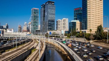 Tel Aviv, İsrail 10 Ocak 2024 Tel Aviv 'e giden otoyolda ağır araba trafiği. İsrail 'in sembolik ve sembolik şehri Tel Aviv' de trafik hala yoğun.