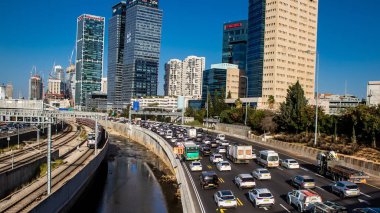 Tel Aviv, İsrail 10 Ocak 2024 Tel Aviv 'e giden otoyolda ağır araba trafiği. İsrail 'in sembolik ve sembolik şehri Tel Aviv' de trafik hala yoğun.