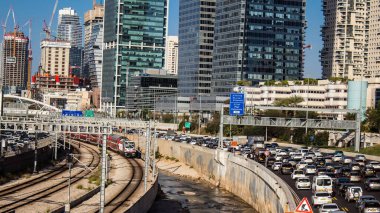 Tel Aviv, İsrail 10 Ocak 2024 Tel Aviv 'e giden otoyolda ağır araba trafiği. İsrail 'in sembolik ve sembolik şehri Tel Aviv' de trafik hala yoğun.