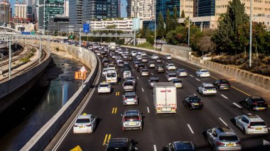 Tel Aviv, İsrail 10 Ocak 2024 Tel Aviv 'e giden otoyolda ağır araba trafiği. İsrail 'in sembolik ve sembolik şehri Tel Aviv' de trafik hala yoğun.