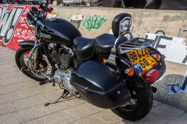 Tel Aviv, İsrail - 9 Ocak 2024 Harley Davidson motosikleti İsrail 'in simgesel ve simgesel bir şehri olan Tel Aviv caddesinde park etti.