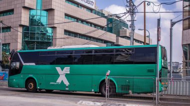 Tel Aviv, İsrail - 9 Ocak 2024 İsrail sembolik ve sembolik bir şehir olan Tel Aviv şehir merkezinde hareket eden yerel otobüs