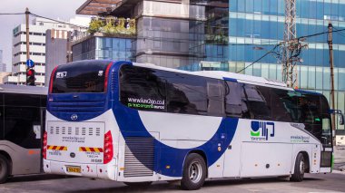 Tel Aviv, İsrail - 9 Ocak 2024 İsrail sembolik ve sembolik bir şehir olan Tel Aviv şehir merkezinde hareket eden yerel otobüs