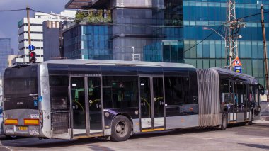 Tel Aviv, İsrail - 9 Ocak 2024 İsrail sembolik ve sembolik bir şehir olan Tel Aviv şehir merkezinde hareket eden yerel otobüs
