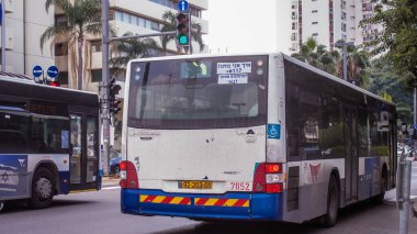 Tel Aviv, İsrail - 9 Ocak 2024 İsrail sembolik ve sembolik bir şehir olan Tel Aviv şehir merkezinde hareket eden yerel otobüs