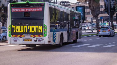 Tel Aviv, İsrail - 9 Ocak 2024 İsrail sembolik ve sembolik bir şehir olan Tel Aviv şehir merkezinde hareket eden yerel otobüs