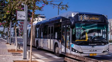 Tel Aviv, İsrail - 9 Ocak 2024 İsrail sembolik ve sembolik bir şehir olan Tel Aviv şehir merkezinde hareket eden yerel otobüs