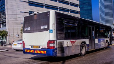 Tel Aviv, İsrail - 9 Ocak 2024 İsrail sembolik ve sembolik bir şehir olan Tel Aviv şehir merkezinde hareket eden yerel otobüs