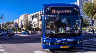 Tel Aviv, İsrail - 9 Ocak 2024 İsrail sembolik ve sembolik bir şehir olan Tel Aviv şehir merkezinde hareket eden yerel otobüs