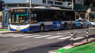 Tel Aviv, İsrail - 6 Ocak 2024 İsrail sembolik ve sembolik bir şehir olan Tel Aviv şehir merkezinde hareket eden yerel otobüs