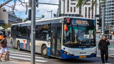 Tel Aviv, İsrail - 4 Ocak 2024 Tel Aviv şehir merkezinde, sembolik bir şehir. Hatlar sayısız ve çok ucuz, bunu taşımak için iyi bir araç.