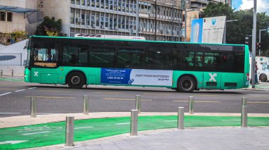 Tel Aviv, İsrail - 4 Ocak 2024 Tel Aviv şehir merkezinde, sembolik bir şehir. Hatlar sayısız ve çok ucuz, bunu taşımak için iyi bir araç.