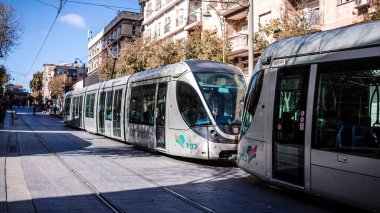 Kudüs, İsrail - 22 Aralık 2023 Modern elektrikli tramvay İsrail 'de Kudüs sokaklarında ilerliyor.