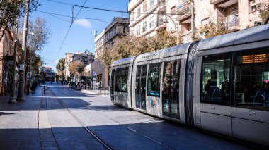 Kudüs, İsrail - 22 Aralık 2023 Modern elektrikli tramvay İsrail 'de Kudüs sokaklarında ilerliyor.
