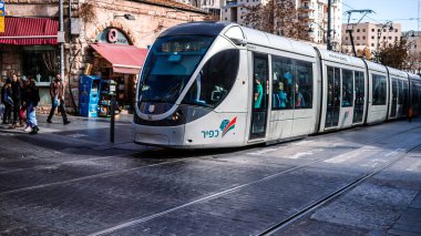 Kudüs, İsrail - 22 Aralık 2023 Modern elektrikli tramvay İsrail 'de Kudüs sokaklarında ilerliyor.