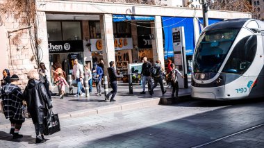 Kudüs, İsrail - 22 Aralık 2023 Modern elektrikli tramvay İsrail 'de Kudüs sokaklarında ilerliyor.