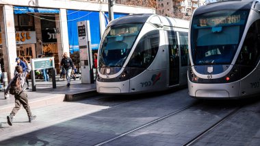 Kudüs, İsrail - 22 Aralık 2023 Modern elektrikli tramvay İsrail 'de Kudüs sokaklarında ilerliyor.