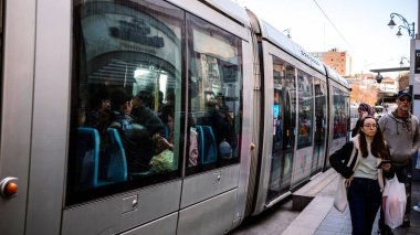 Kudüs, İsrail - 22 Aralık 2023 Modern elektrikli tramvay İsrail 'de Kudüs sokaklarında ilerliyor.