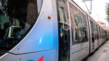 Kudüs, İsrail - 22 Aralık 2023 Modern elektrikli tramvay İsrail 'de Kudüs sokaklarında ilerliyor.