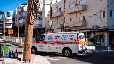 Tel Aviv, İsrail - 15 Aralık 2023 İsrail ambulansı Tel Aviv sokaklarında ilerliyor.