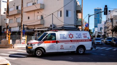 Tel Aviv, İsrail - 15 Aralık 2023 İsrail ambulansı Tel Aviv sokaklarında ilerliyor.