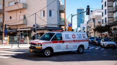 Tel Aviv, İsrail - 15 Aralık 2023 İsrail ambulansı Tel Aviv sokaklarında ilerliyor.