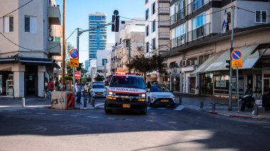 Tel Aviv, İsrail - 15 Aralık 2023 İsrail ambulansı Tel Aviv sokaklarında ilerliyor.