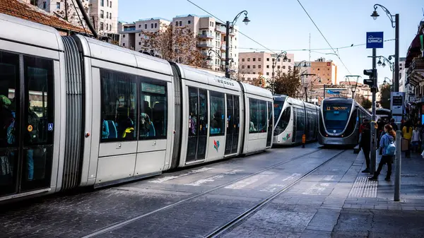 Kudüs, İsrail - 22 Aralık 2023 Modern elektrikli tramvay İsrail 'de Kudüs sokaklarında ilerliyor.