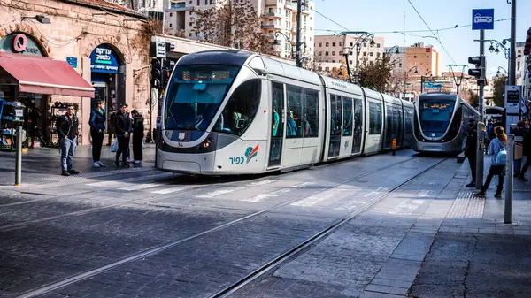 Kudüs, İsrail - 22 Aralık 2023 Modern elektrikli tramvay İsrail 'de Kudüs sokaklarında ilerliyor.