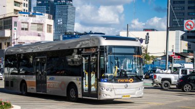 Tel Aviv, İsrail - 6 Şubat 2024 Yerel İsrail otobüsü Tel Aviv şehir merkezinde, sembolik ve sembolik bir şehir olan