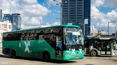 Tel Aviv, İsrail - 6 Şubat 2024 Yerel İsrail otobüsü Tel Aviv şehir merkezinde, sembolik ve sembolik bir şehir olan