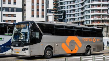 Tel Aviv, İsrail - 6 Şubat 2024 Yerel İsrail otobüsü Tel Aviv şehir merkezinde, sembolik ve sembolik bir şehir olan