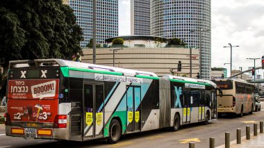 Tel Aviv, İsrail - 28 Ocak 2024 Yerel otobüs Tel Aviv şehir merkezinde, sembolik ve sembolik bir şehir olan