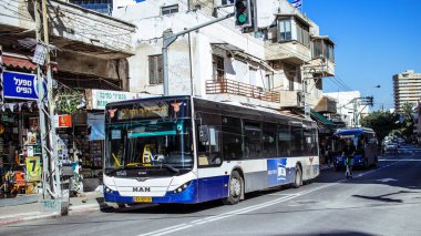 Tel Aviv, İsrail - 24 Ocak 2024 İsrail sembolik ve sembolik bir şehir olan Tel Aviv şehir merkezinde hareket eden yerel otobüs