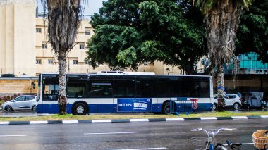 Tel Aviv, İsrail, 18 Şubat 2024 Yerel İsrail otobüsü Tel Aviv şehir merkezinde, sembolik ve sembolik bir şehir olan