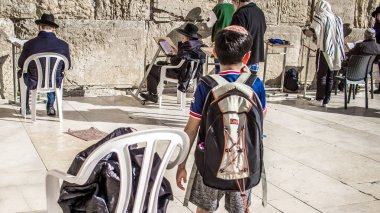 Kudüs, İsrail 26 Aralık 2023. Dünyanın dört bir yanından Yahudiler Batı Duvarı 'na dua etmeye geliyor. İsrail Hamas 'la savaşta olmasına rağmen insanlar kutsal bir yer olan Kotel' e gelmeye devam ediyor.