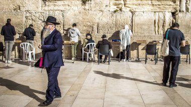 Kudüs, İsrail 26 Aralık 2023. Dünyanın dört bir yanından Yahudiler Batı Duvarı 'na dua etmeye geliyor. İsrail Hamas 'la savaşta olmasına rağmen insanlar kutsal bir yer olan Kotel' e gelmeye devam ediyor.